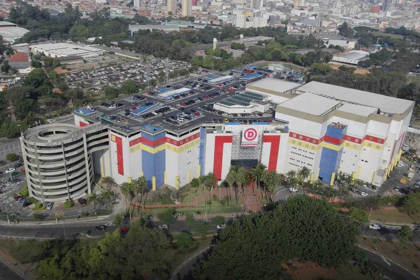 Vista aérea do Shopping D, na Avenida Cruzeiro do Sul, Canindé
